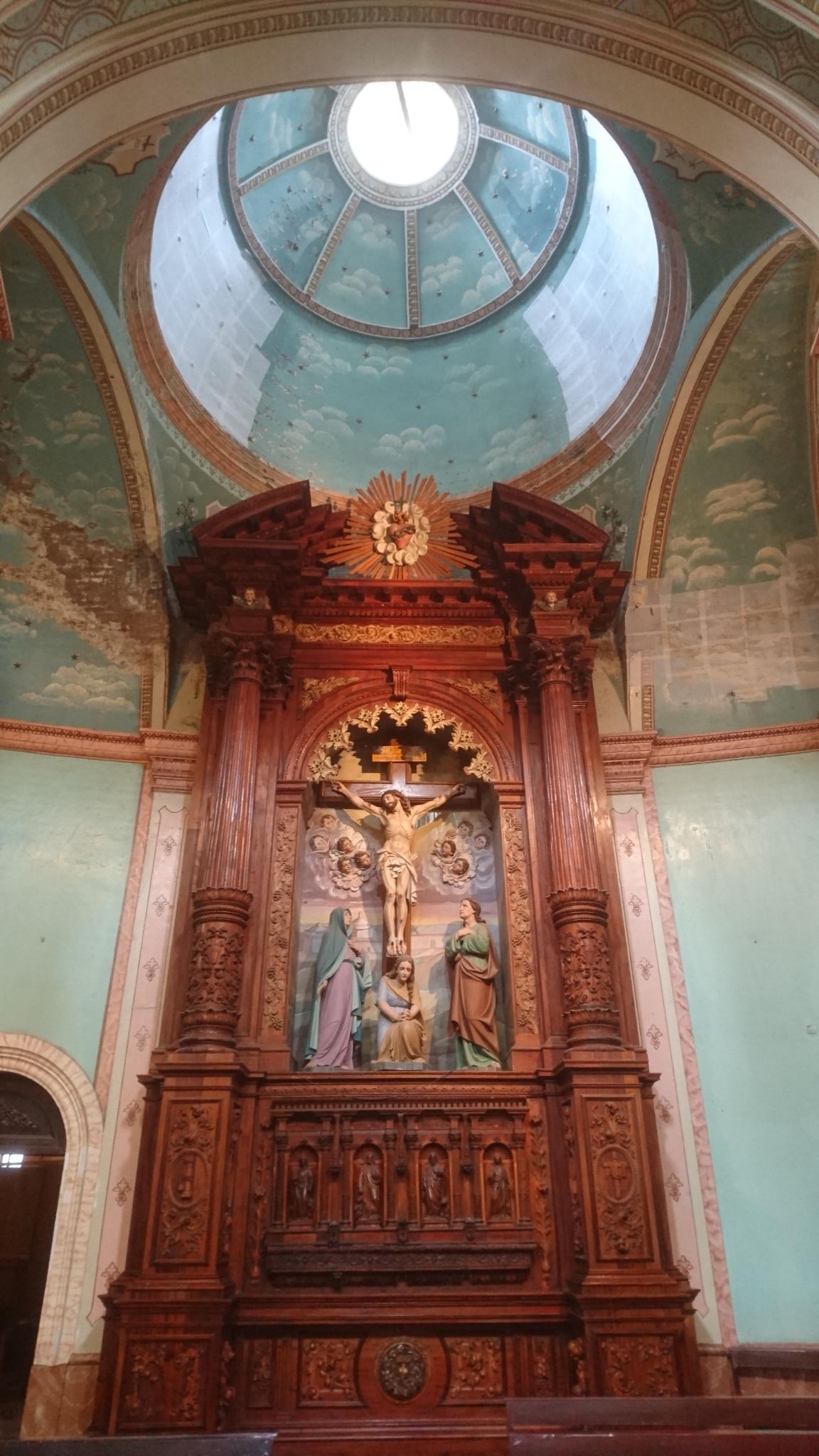 Interior y altar de la Basílica del Sagrado Corazón de Jesús